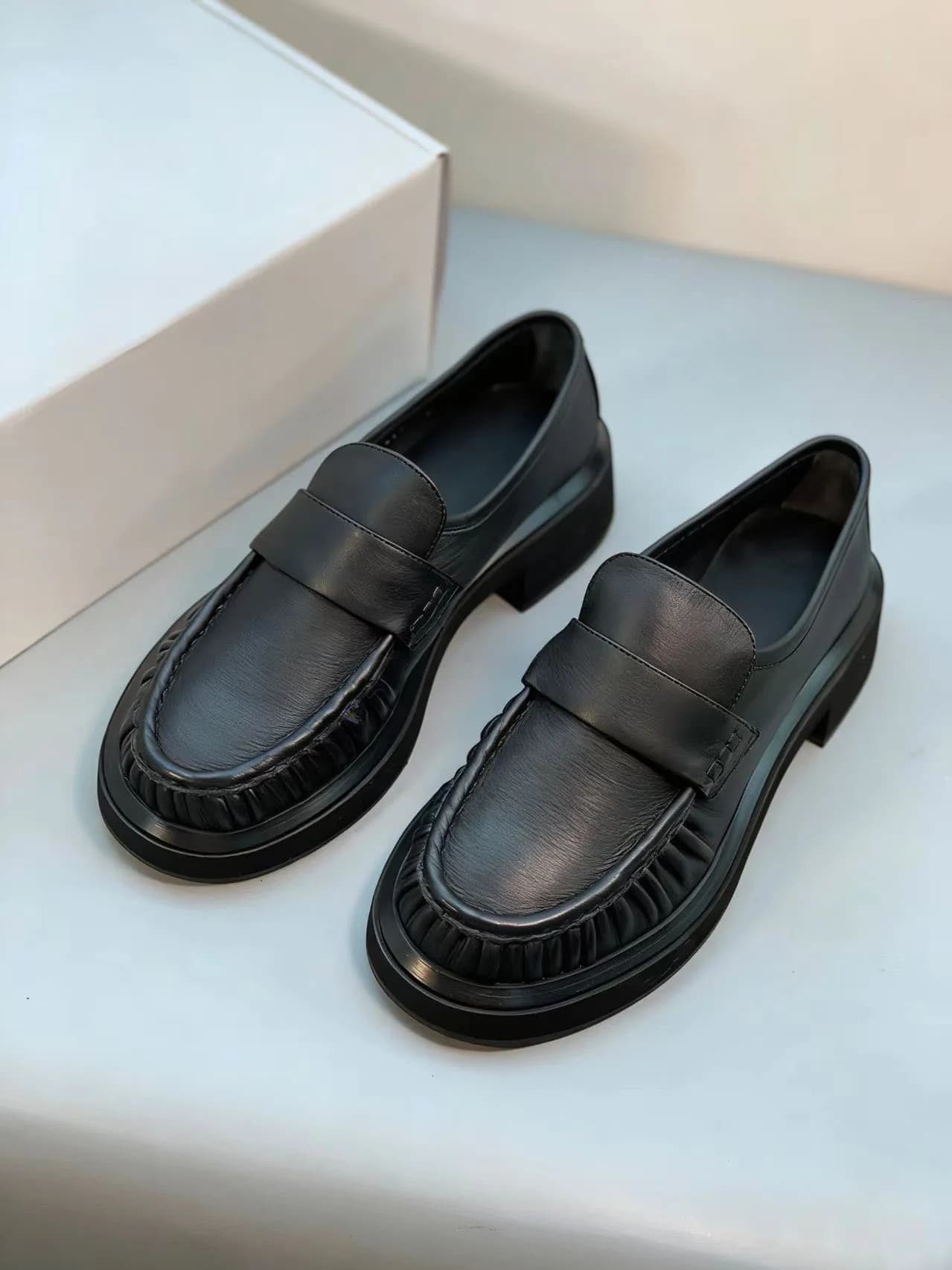 Mocassini Neri da Donna con Suola Spessa, Slip-on Classici, Nuove Scarpe in Pelle di Vitello