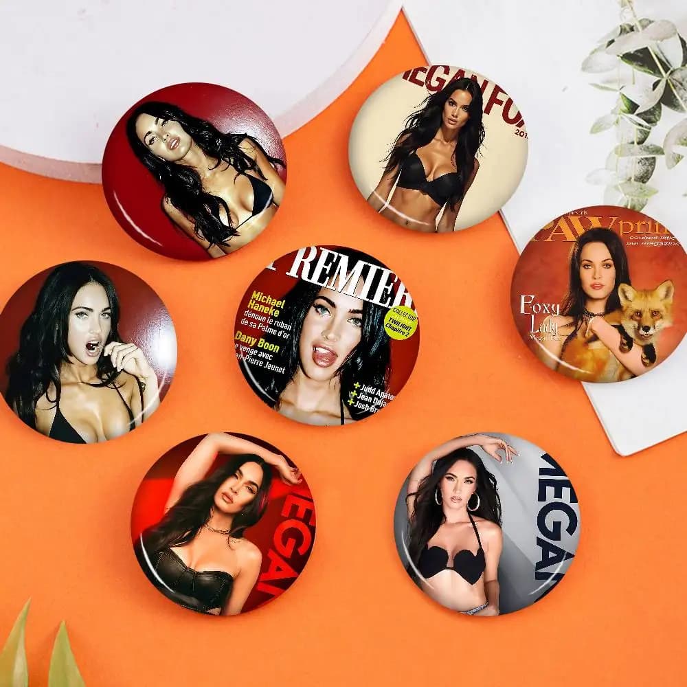 Megan Fox Attore Anime Spille Simpatico cartone animato Distintivo Giacca Jeans Spilla Accessorio regalo