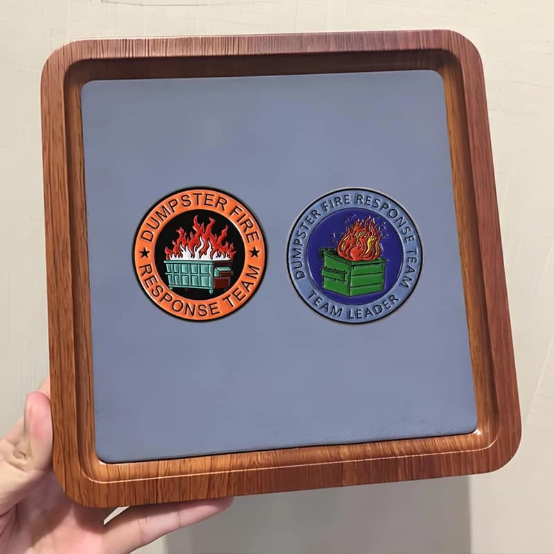 Spille smaltate e spille da risvolto con citazioni sarcastiche a tema 'Equipo di Intervento Incendi Dumpster Fire', 'Cestino di Rifiuti' e 'Incendio', ideali come gioielli e regali per amici