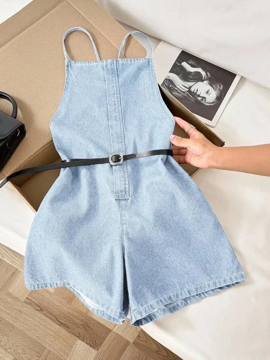 Pantaloncini in denim casual da donna, modello salopette, con schiena incrociata e cintura