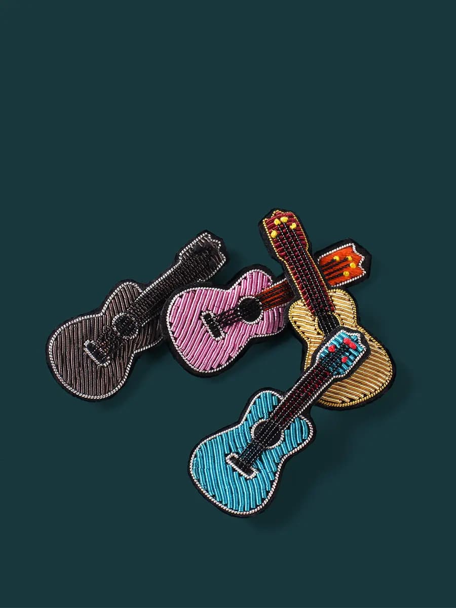 Design alla moda, distintivo per ukulele ricamato a mano in seta indiana, spilla di lusso leggero di alta gamma per decorazione abbigliamento