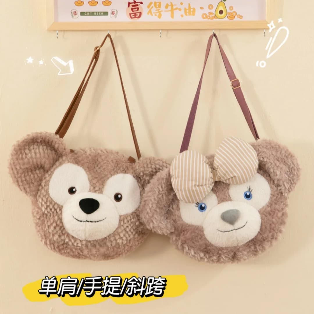 Questa borsa a tracolla Sherry Mei presenta un design soffice con Duffy the Bear e offre ampio spazio per riporre oggetti.