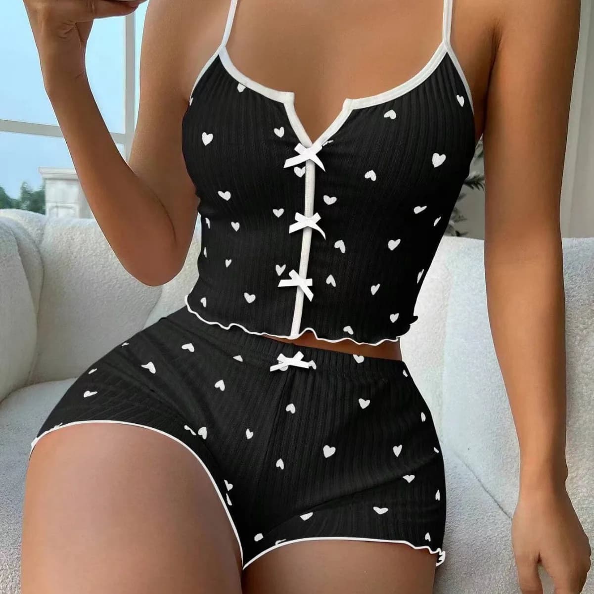 Pigiama da donna a costine con stampa a cuore, top con scollo a V e pantaloncini con volant, abbigliamento da notte morbido e confortevole per serate dolci e accoglienti