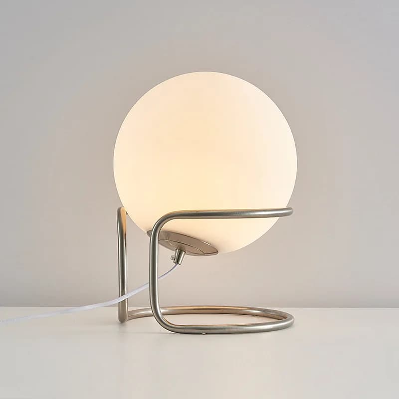 Minimalismo Bauhaus Lampada da tavolo in vetro bianco Nordic Home Decor Studio Lettura Camera da letto Comodino Lampada da scrivania Atmosfera Luci a LED Lustro