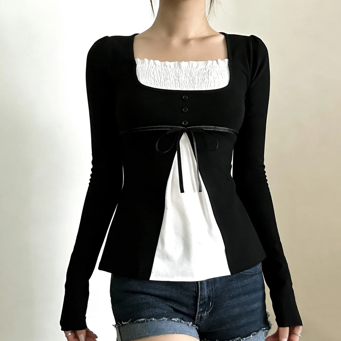 Maglietta a maniche lunghe con scollo quadrato, plissettata, a contrasto di colore, con lacci in vita e orlo a balze, modello Sweet Wind, da donna.