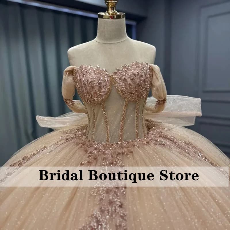 Abito Quinceanera champagne lucido con decalcomania di cristallo glitter Coda lunga Stratificazione di pizzo Fiocco Abiti da 15 Quinceanera Personalizza