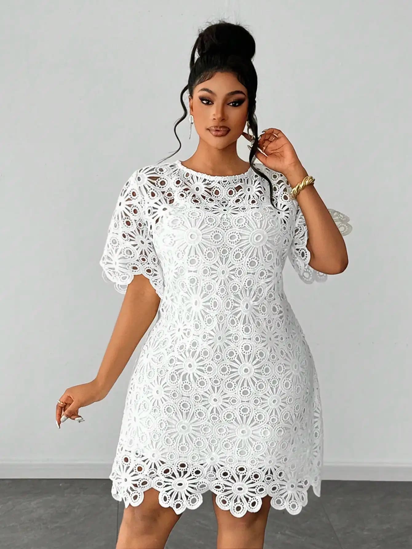 Mini abito bianco in pizzo traforato a maniche corte con scollo rotondo