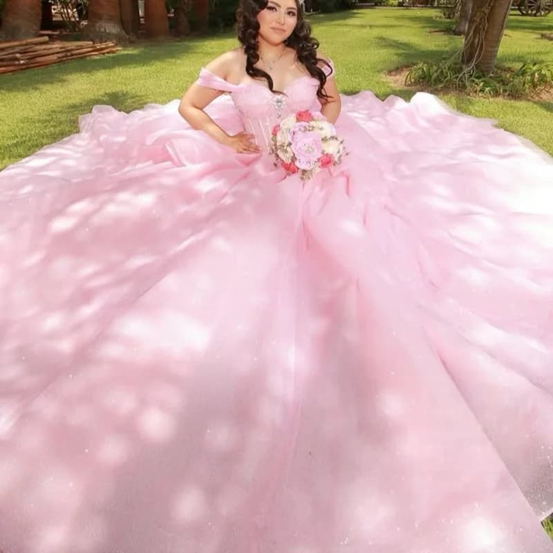 Abiti Quinceanera rosa lucido personalizzati con spalle scoperte decalcomania di cristallo stratificazione Coda lunga Tull Vestido 15 Quinceanera