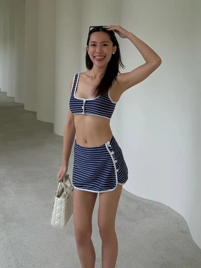 Nuovo Costume da Bagno Donna a Righe Blu, Modello Conservativo con Copertura Addominale e Effetto Modellante, Ideale per Resort e Terme, Bikini Elegante