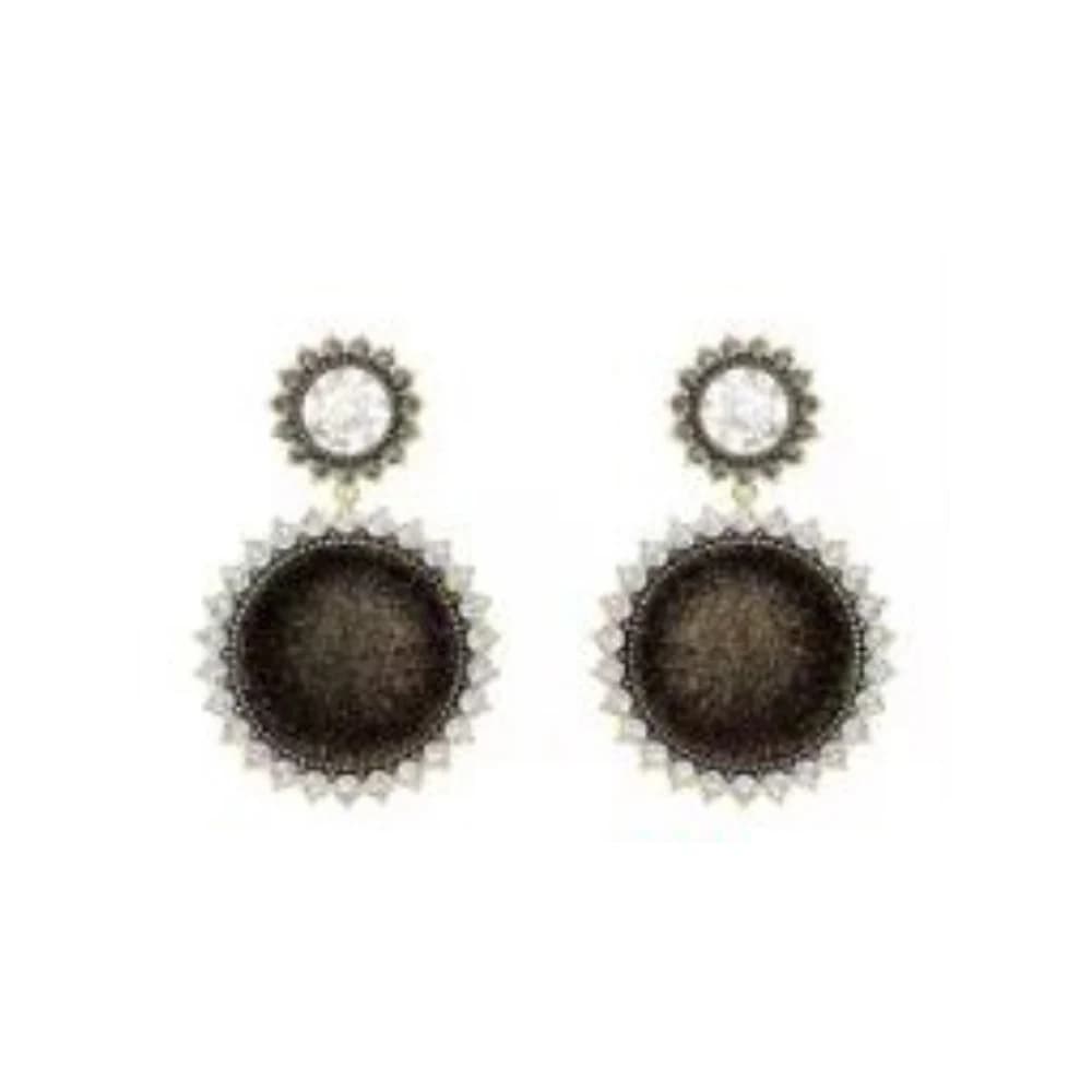 Circular pendant earrings with lace edges - Timeless female accessory