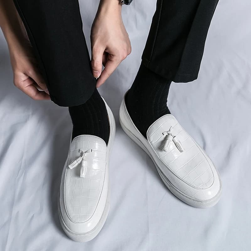 Classici mocassini da uomo Slip on White Wedding Men Shoes Casual Man Dress Men Fashion mocassini Business Luxury Leather Shoes Men