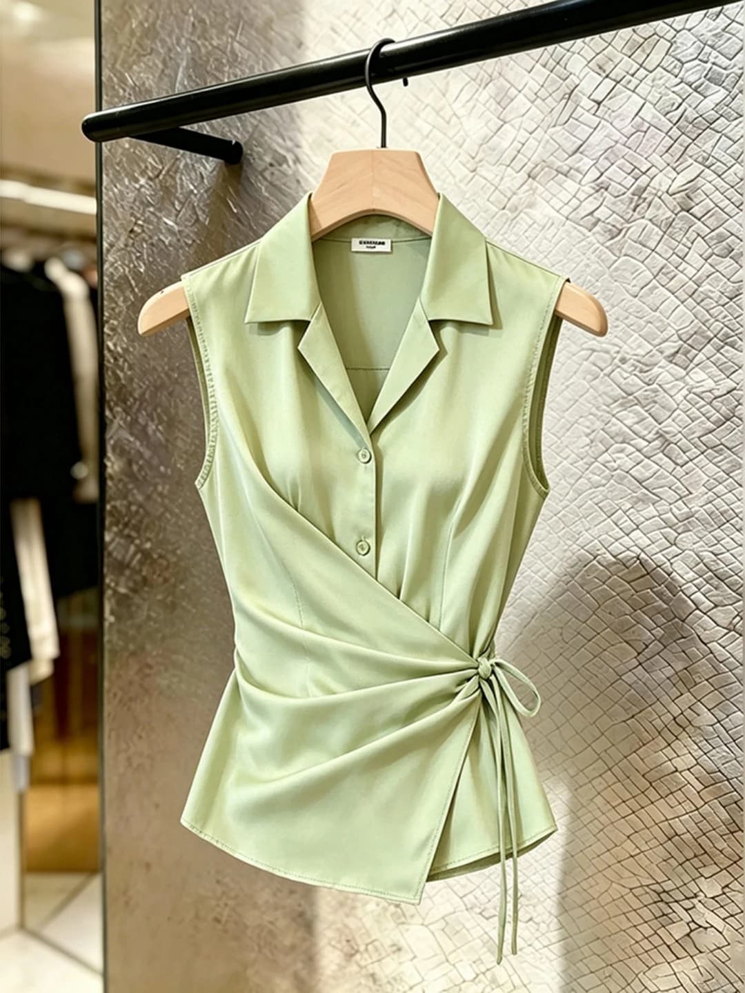 Trendy Green Sleeveless Belted Shirt Women's Outerwear Summer 2026 Breathable Skin-friendly Age-defying Waist-cinching