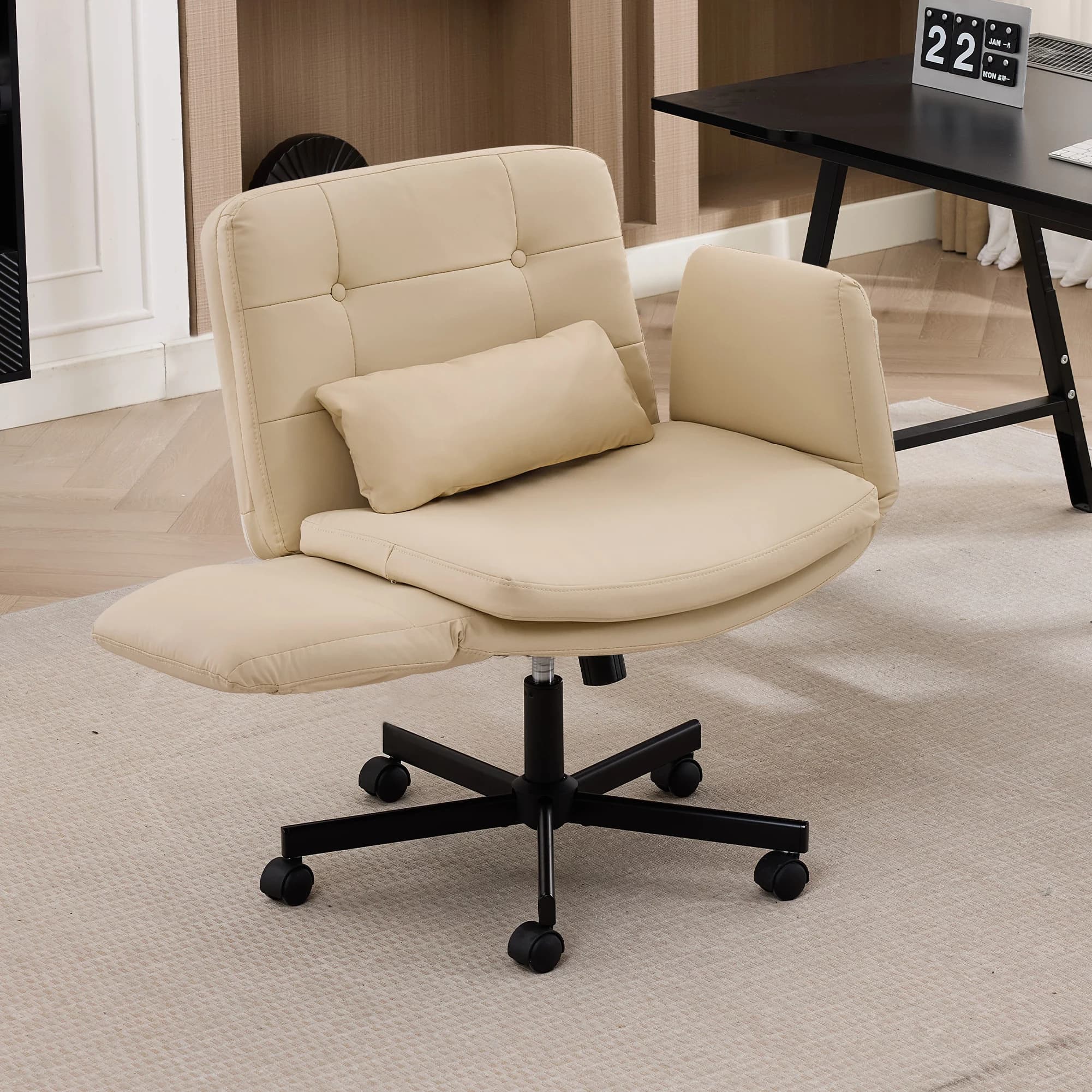 Sedia da ufficio ergonomica TCGBKAF beige con braccioli regolabili, in pelle PU, girevole, con tasche laterali, gambe incrociate, ruote e cuscino lombare, regolabile in altezza