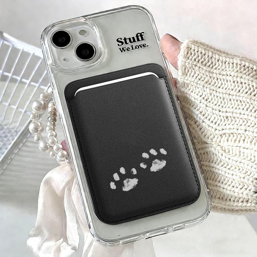 Magnetic leather case with dog paw design for cards and phone, compatible with all iPhones and MagSafe, to be applied on the back of the phone.