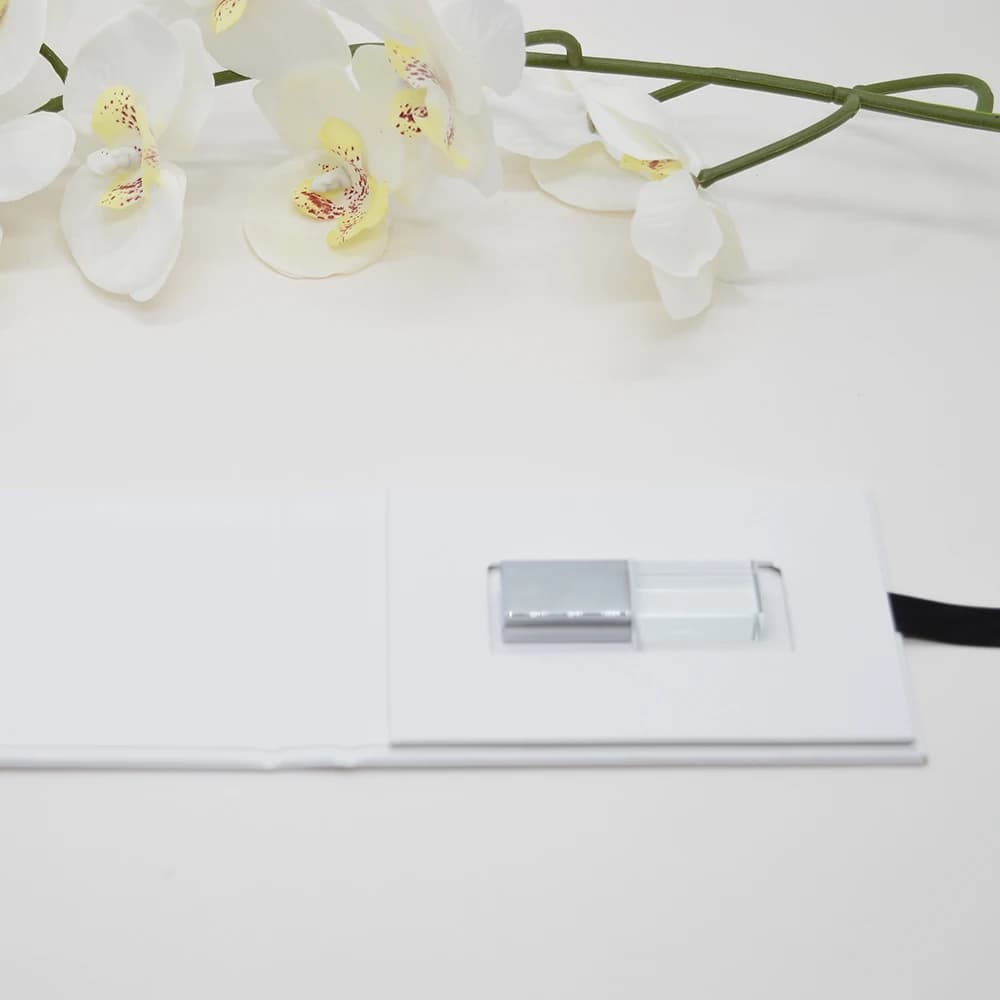 Confezione USB in Carta Bianca Leggera Personalizzata - Scatola USB in Carta con Logo Personalizzato Fatta a Mano - Packaging per Chiavette USB