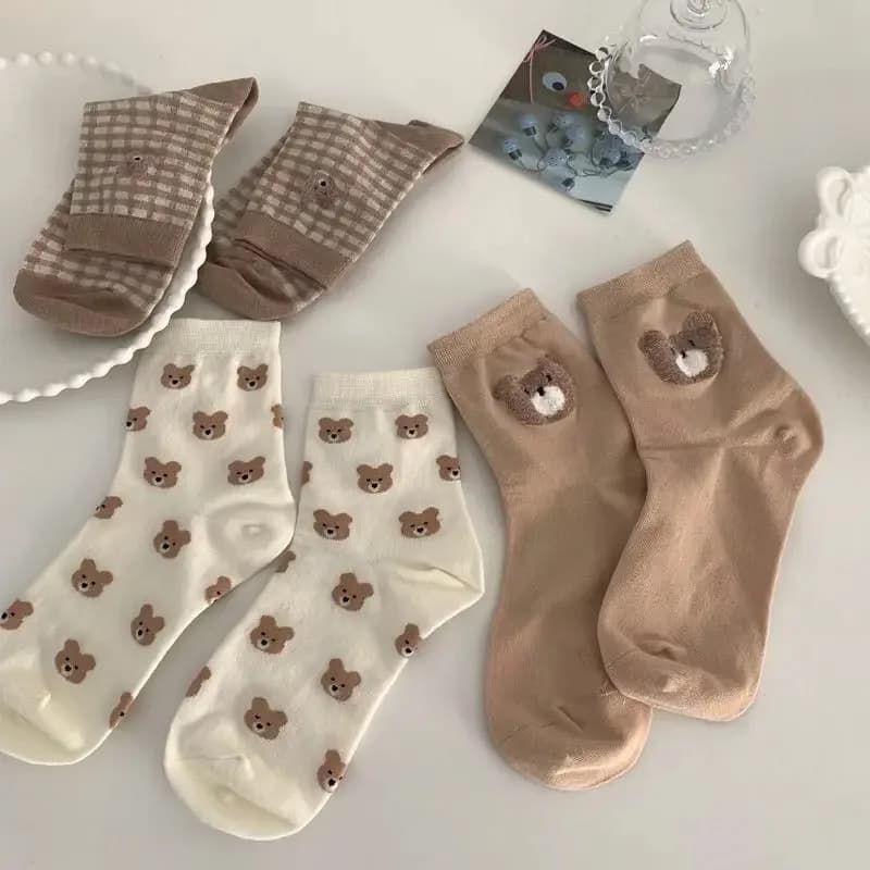 Nuovi calzini creativi con orsetto marrone Calzini a tubo centrale femminile Calzini giapponesi carini piccoli e freschi per studenti selvaggi Calzini autunnali e invernali