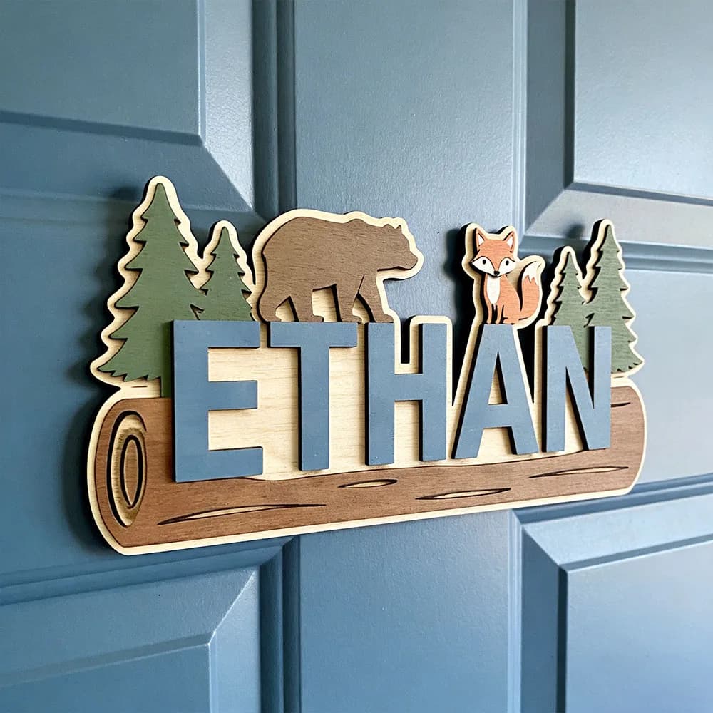 Targa in Legno Personalizzata con Nome e Animali del Bosco, Orso, Volpe, Pino, Tronco, 25cm, Decorazione per Porta o Parete della Cameretta dei Bambini