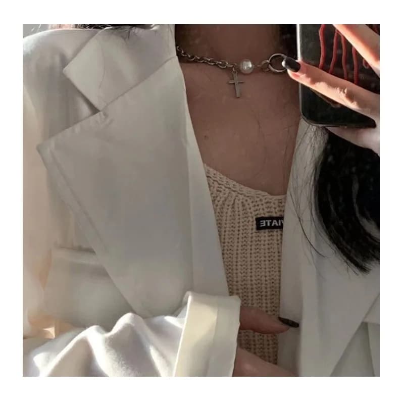 Collana con perle e croce dal design semplice, versatile ed elegante, per la clavicola