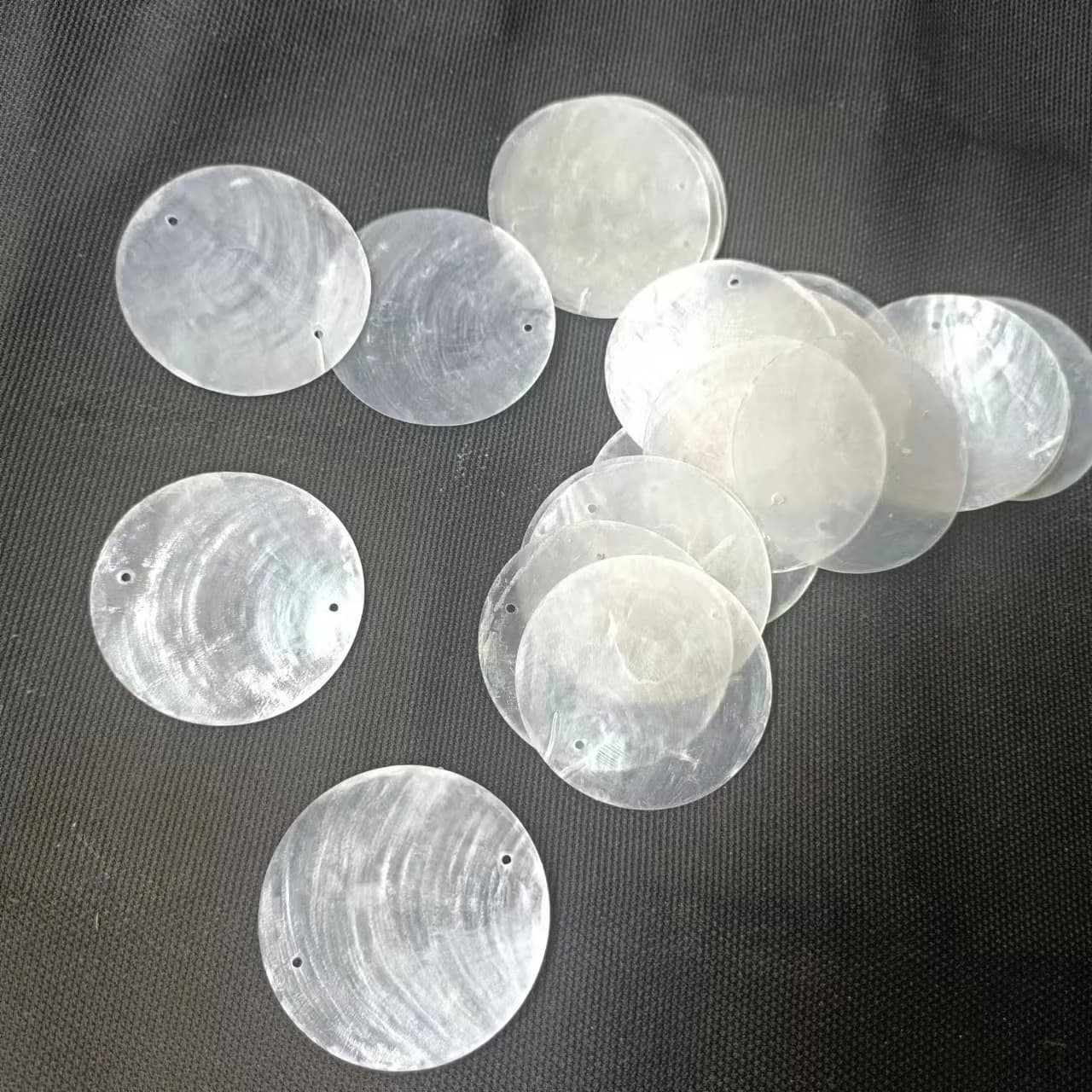 100 PCS Natural Shell Ornaments 4 cm DIY Shell Wind Chimes Pendants for Wedding Home Decor Birthday Party Craft Hanging