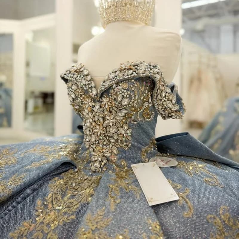 Abiti Quinceanera blu lucido personalizzati con spalle scoperte Decalcomania glitter dorata Fiocco a strati Coda lunga Vestido 15 Quinceanera