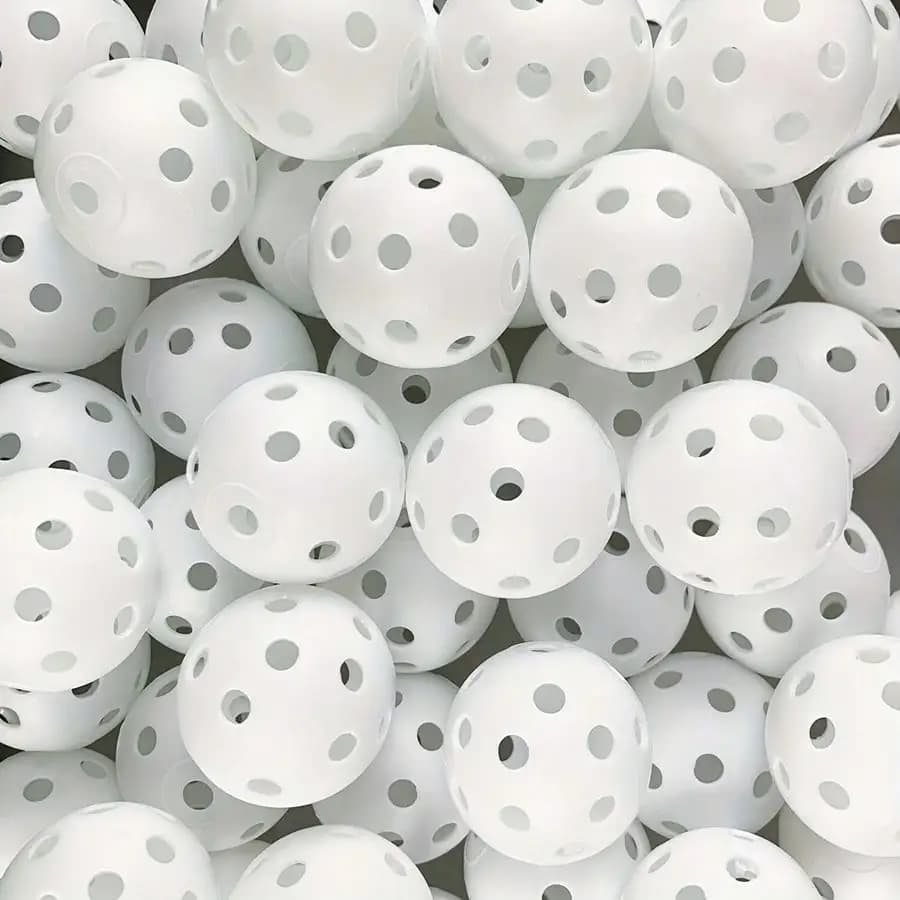 Palline da golf bianche in PE ad alta visibilità, facili da pulire e resistenti all'uso. Design leggero e pratico, perfetto per ambienti interni ed esterni, ideale come attrezzatura per l'allenamento quotidiano del golf e per l'esercizio sportivo per principianti.