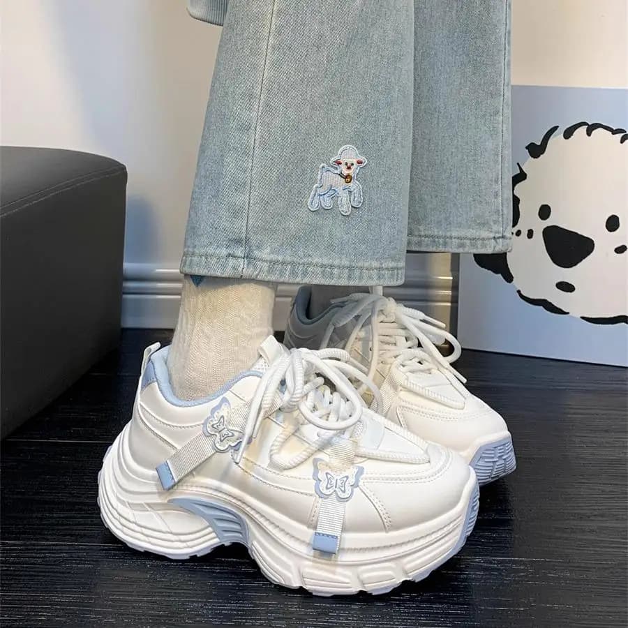 Scarpe da ginnastica casual con plateau per bambine con farfalla carina 2026 Nuove scarpe sportive per bambini primaverili Calzature versatili chic con suola morbida