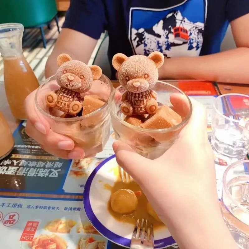 3D Bear-shaped Silicone Ice Molds, Suitable for Chocolate, Cakes, Ice Cream, Whiskey, Wine, and Cocktails.