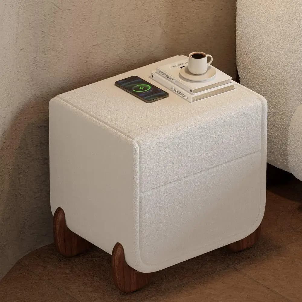 Comodino con ricarica wireless in bianco con vano portaoggetti e gambe in noce