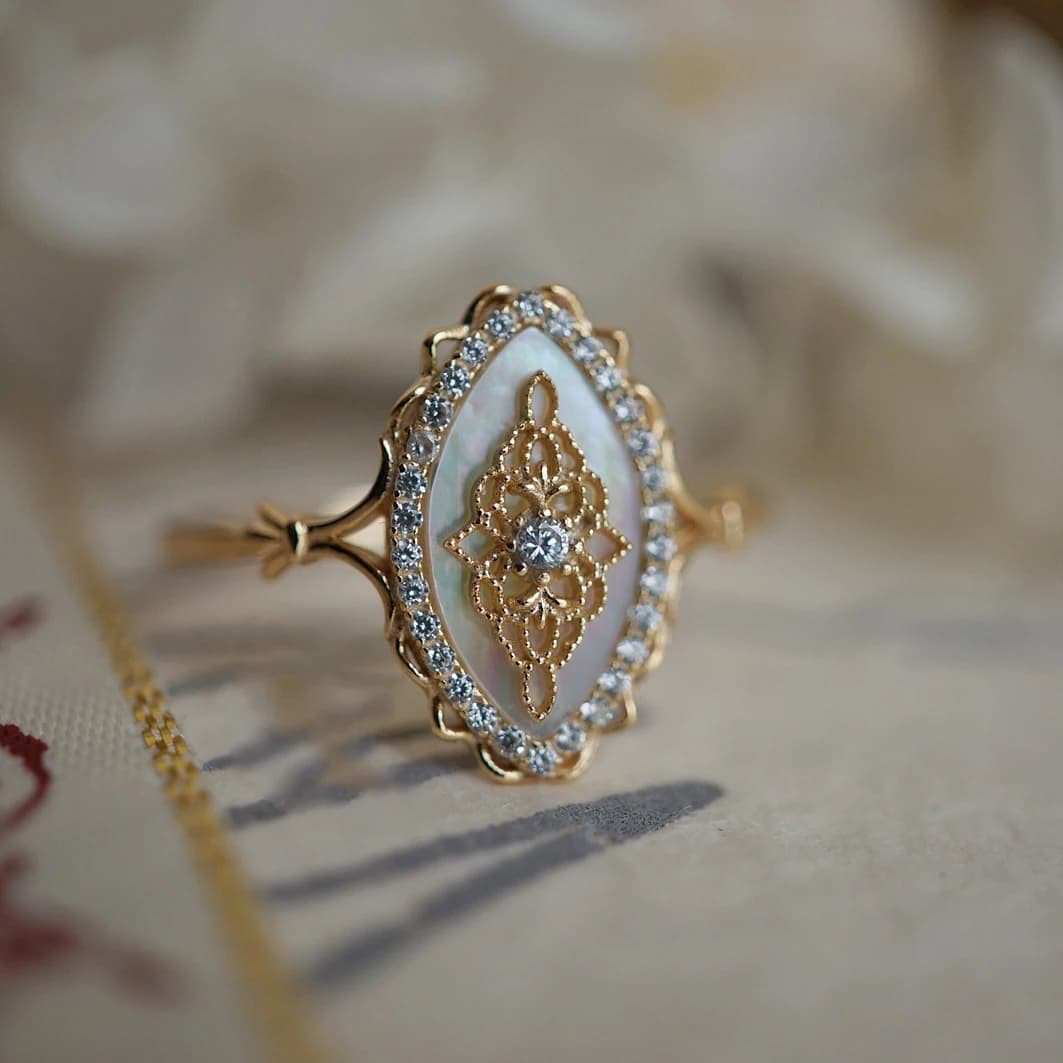 Anello alla Moda con Conchiglia Bianca, Pizzo Traforato e Zirconi Incastonati, Anello Versatile di Lusso Leggero