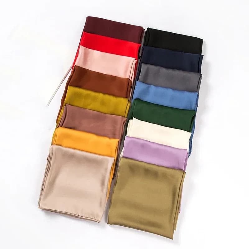 Sciarpa in raso da donna 70 cm tinta unita superficie liscia sciarpe per la testa accessori per il collo di moda quadrati per sciarpa da donna all'ingrosso