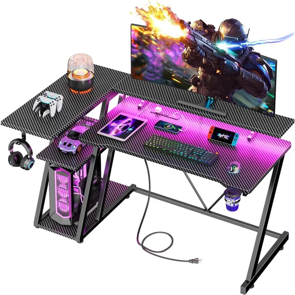 Scrivania da gaming da 47 pollici con presa di corrente e luci LED, scrivania angolare per computer con 3 ripiani portaoggetti, scrivania per ufficio domestico con