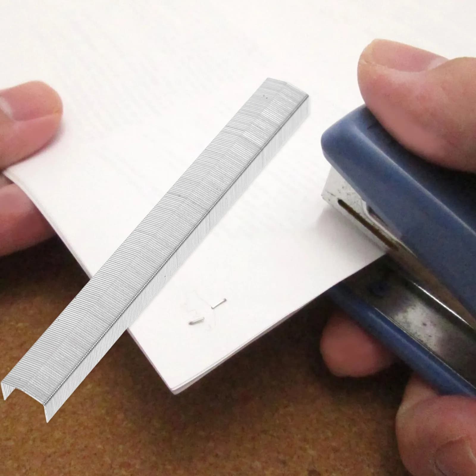 2 Scatole di Graffette Piccole in Metallo, Ricariche per Graffettatrice, Fissaggi Sicuri e Affidabili per Carta, Accessorio per Documenti per Ufficio, Scuola e Uso Quotidiano