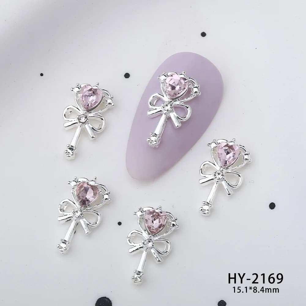 10 pz Bellezza Ragazza Bastone Magico Pendenti E Ciondoli Per Unghie 3D In Metallo Bowknot Scettro Cuore Fiore Intarsiato Diamante Rosa Forniture Per Unghie Parti Del Chiodo FAI DA TE