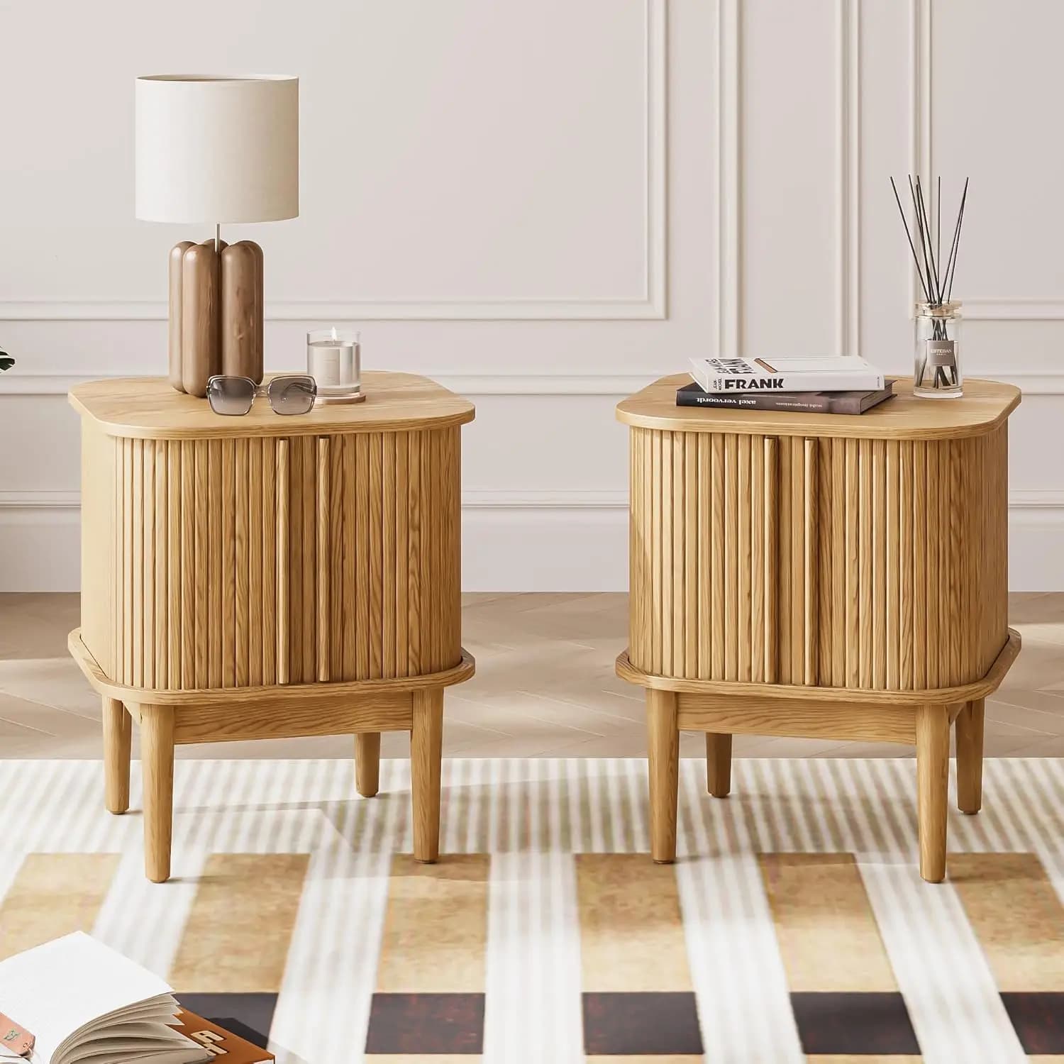 Set di 2 Comodini Scanalati con Ante Scorrevoli, Tavolino Moderno da Comodino con Gambe in Legno Massello, Comodino in Legno per Camera da Letto (Naturale)