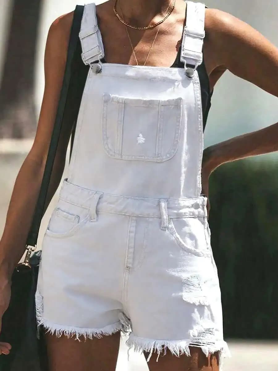 Pantaloncini in denim bianco da donna con bretelle e orlo sfrangiato, casual estivi