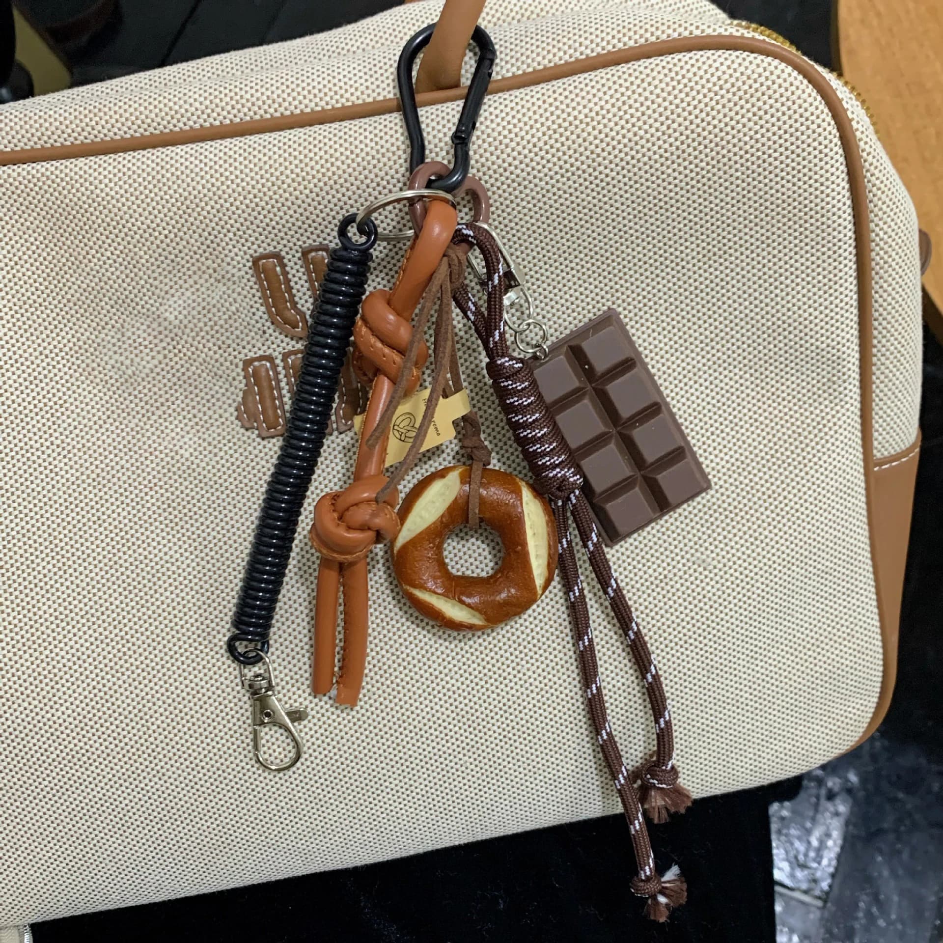 Simpatico ciondolo per borsa Pretzel, palla da tennis, adatto per borsa per cellulare, accessorio portachiavi, ciondolo per coppia