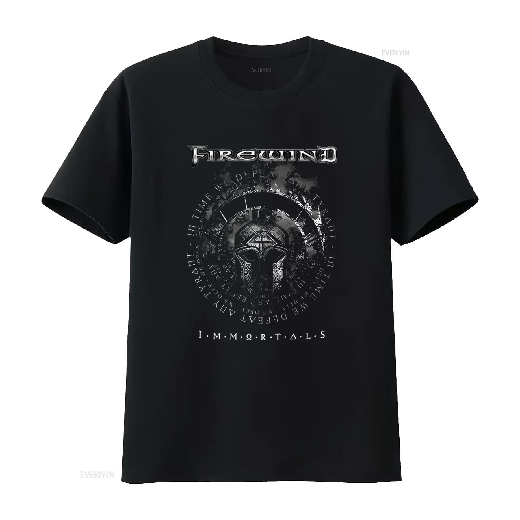 Maglietta FIREWIND Immortals 1 da uomo, elegante design di una band rock con elmo spartano e testo simbolico, perfetta per gli amanti della musica