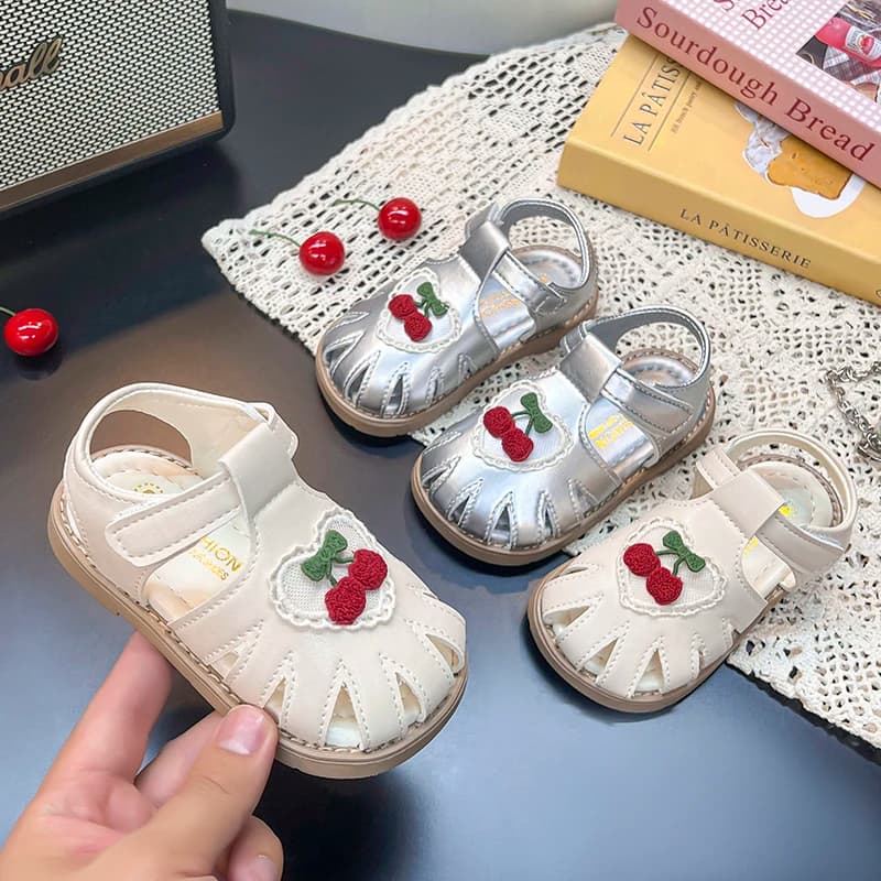 Sandali gabbia in pelle per neonate 2025 Scarpe da spiaggia per bambini nuove estive con sandali alla caviglia per primo camminatore con suola antiscivolo in ciliegio carino