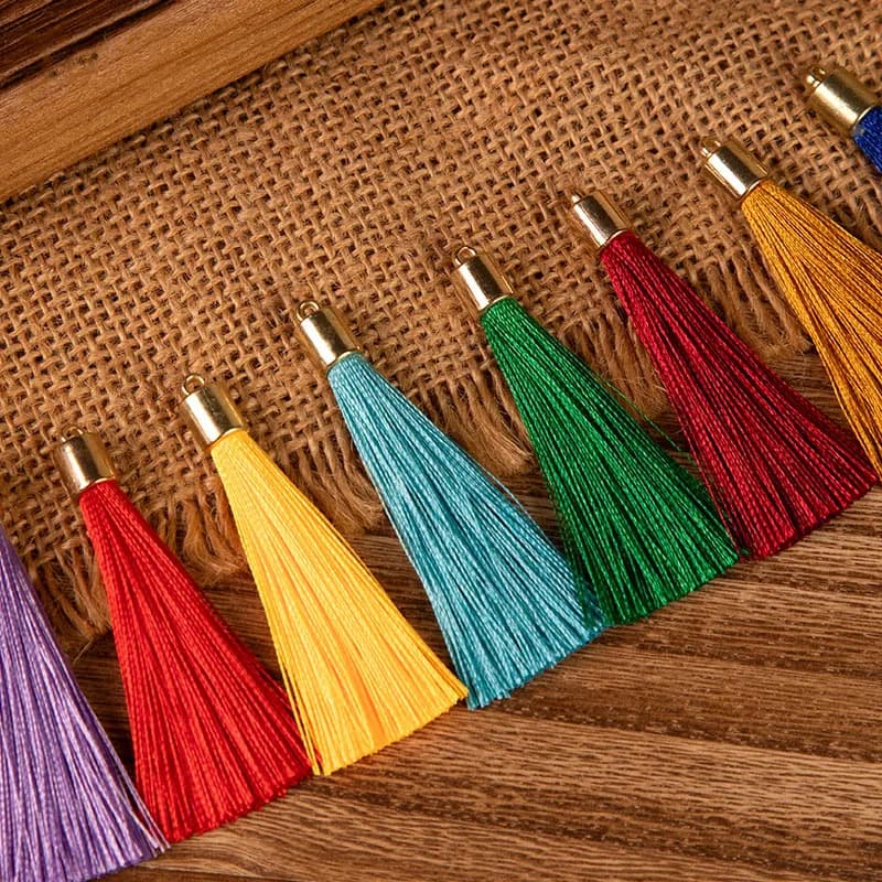 10-50 Pezzi Nappe in Seta Artigianali da 6 cm con Cappuccio in Metallo, Ciondoli per Orecchini, Portachiavi, Borse, Frange Decorative