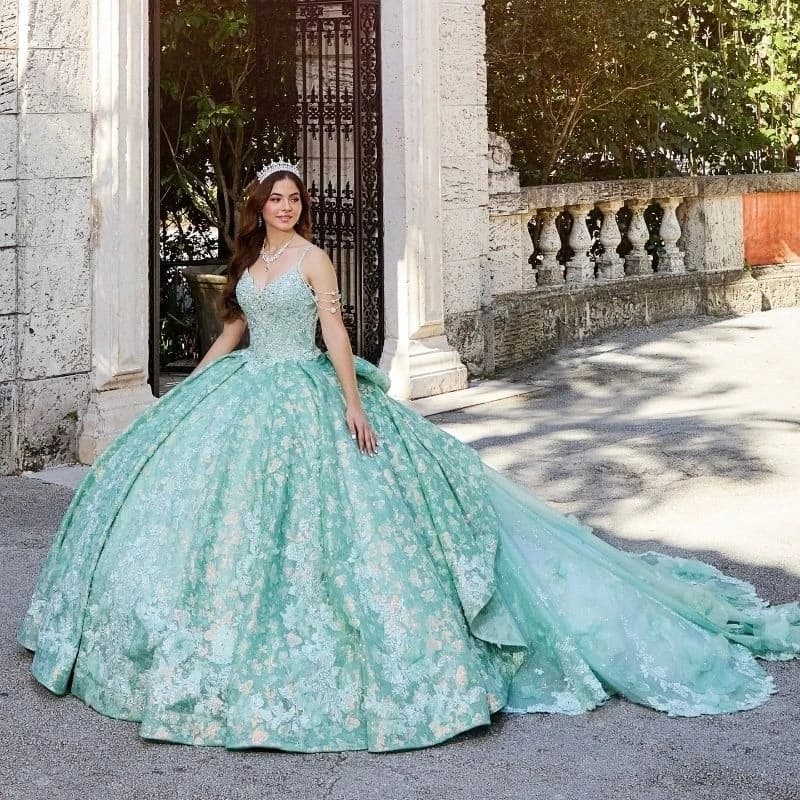 Abiti Quinceanera lucidi verde menta con spalle scoperte Perline di cristallo Wer Bow Sweet 16 Abiti 15 Abiti da ballo per ragazze