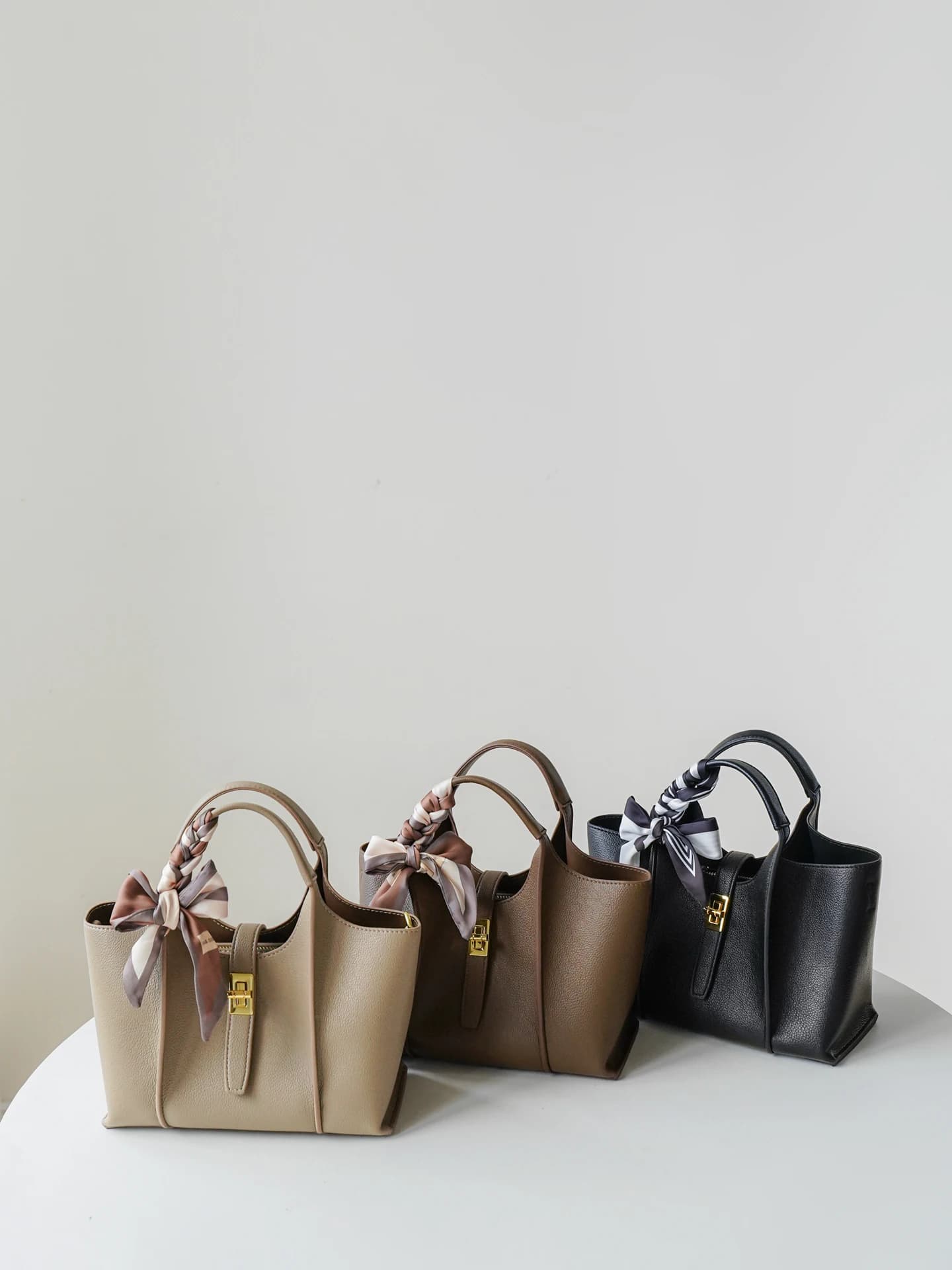 Urban Minimalist Large Capacity Bucket Bag Women's Commuter Handbag Single Shoulder Tote Bag Soft PU Leather Pure Color
