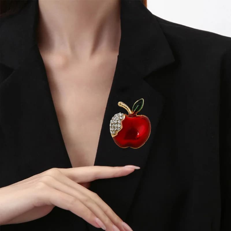 Spilla rossa a forma di mela Serie di frutta universale Corpetto in lega Temperamento Abiti versatili Zaino Sciarpa Accessori Spilla