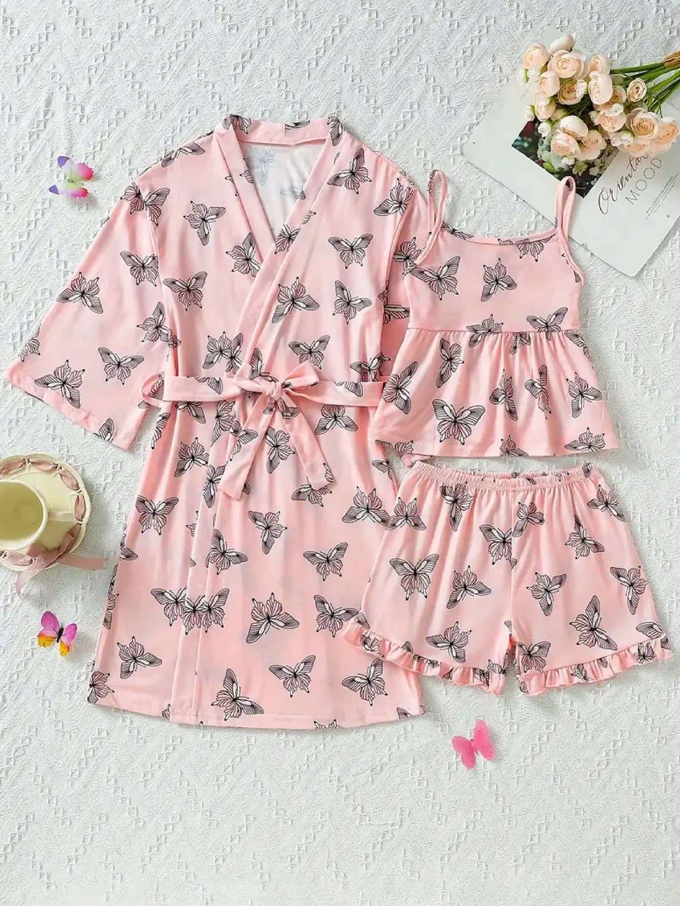 Set da 3 pezzi per bambine con top a canotta con stampa a farfalle, pantaloncini in pizzo con volant e accappatoio con stampa a farfalle, completo loungewear con cintura.