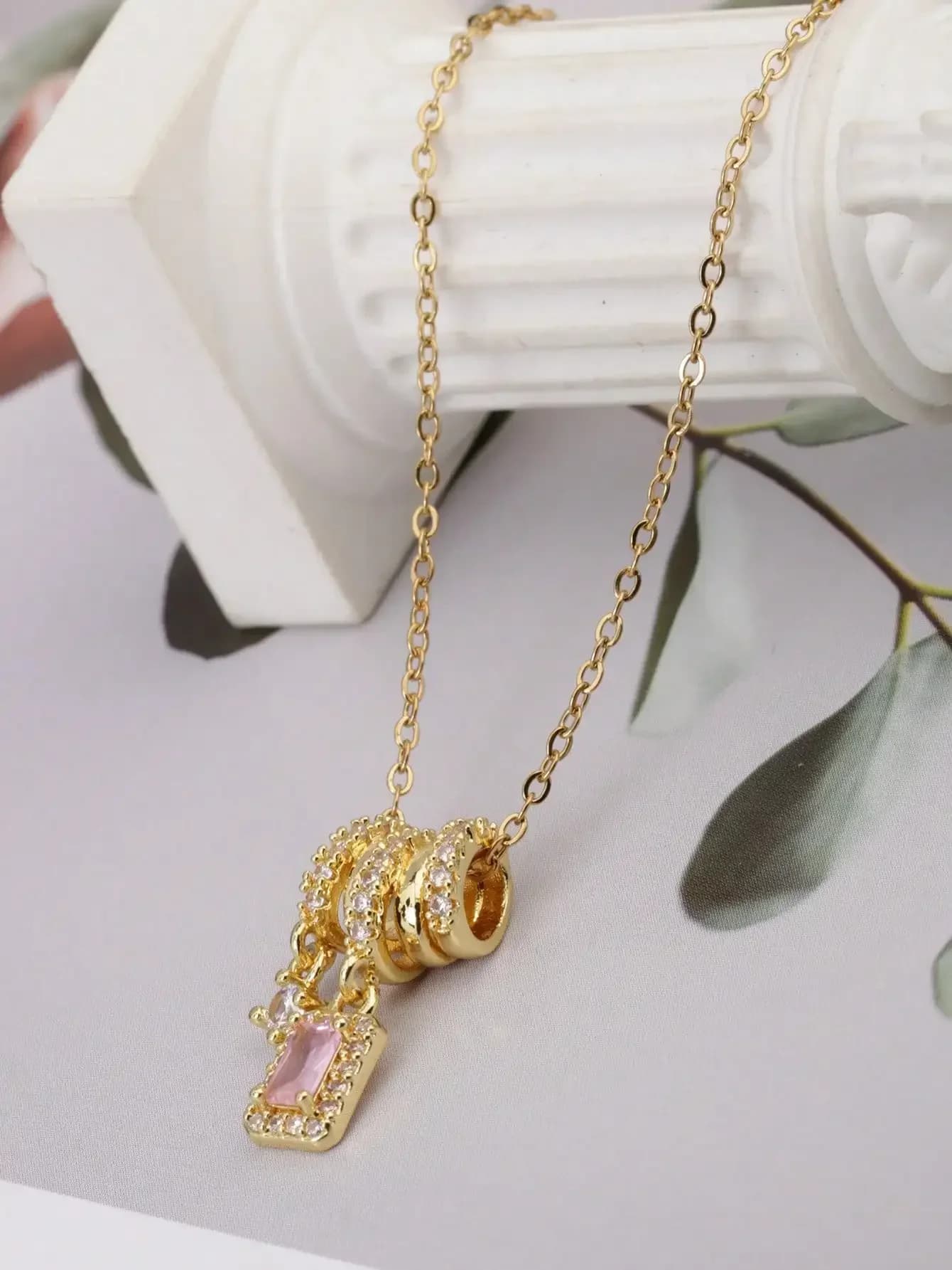 Collana con pendente quadrato con nappe e catena in acciaio inossidabile dorato per donna, design dolce e chic minimalista, adatta per l'uso quotidiano