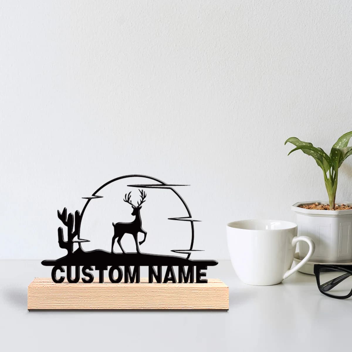 Statua in Metallo Personalizzata con Cervo e Cactus, Base in Legno, Decorazione da Tavolo Ispirata alla Natura