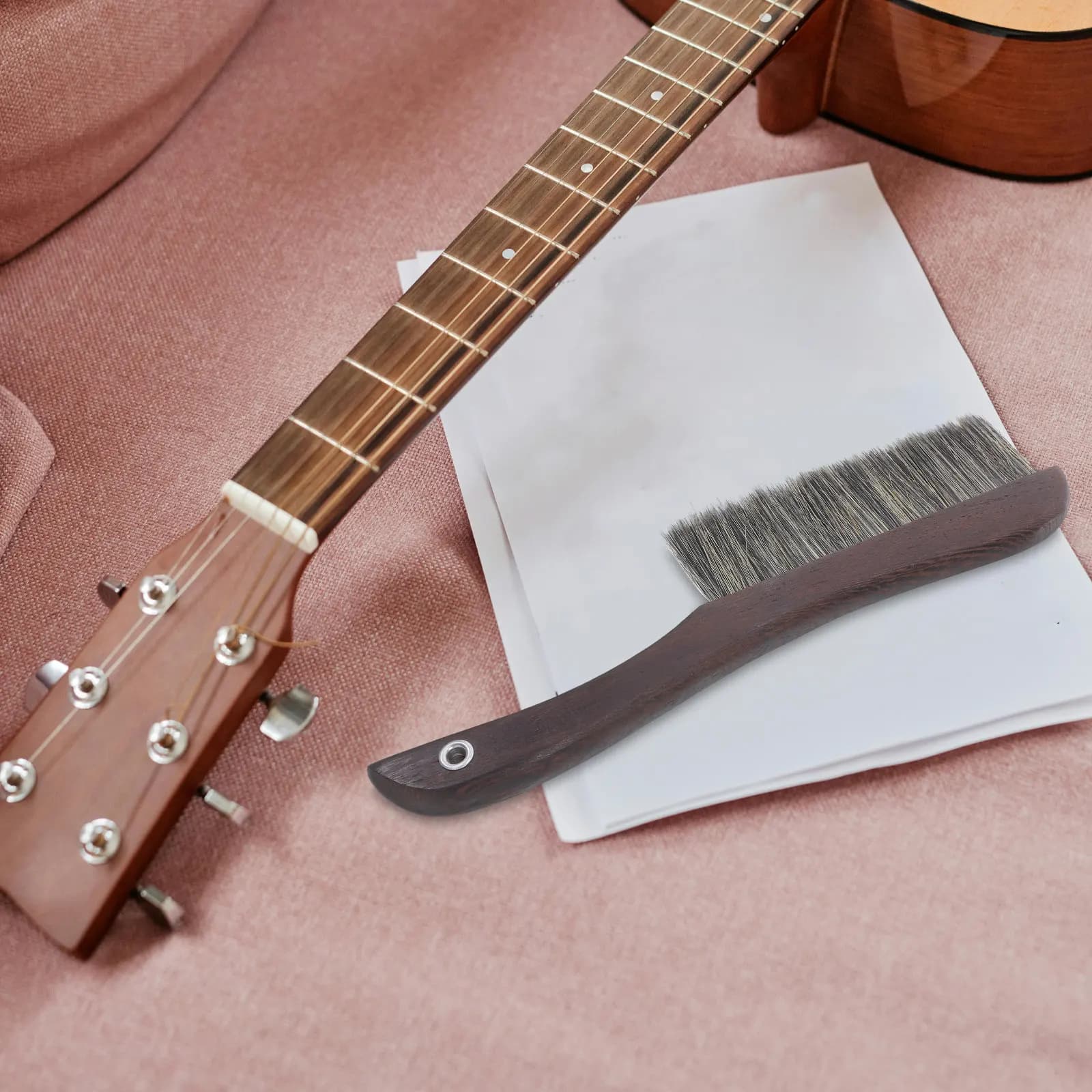 Spazzola Compatta con Setole Morbide per la Pulizia di Strumenti Musicali con Robusto Manico in Legno, Ideale per la Spolveratura di Pianoforti, Guzheng e Tastiere