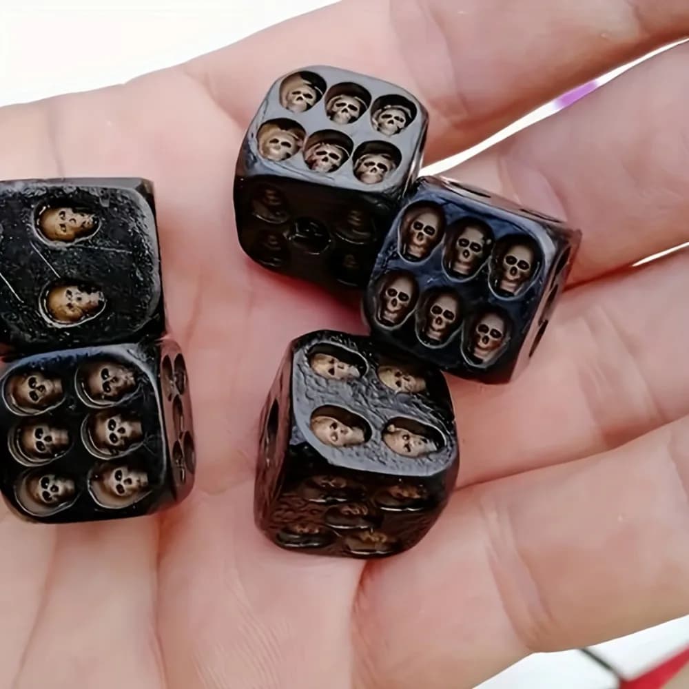 Set di 5 Dadi Gotici a Forma di Teschio, in Resina Nera e Oro, Dadi a Sei Facce con Teschi in Rilievo, Accessorio Originale per Giochi di Ruolo e da Tavolo