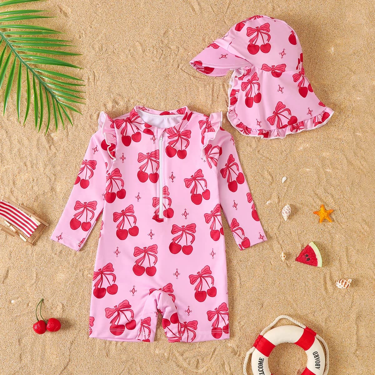 Costume da bagno intero per bambina con stampa ciliegie estiva, maniche lunghe e cappello, protezione e stile in un unico pezzo.