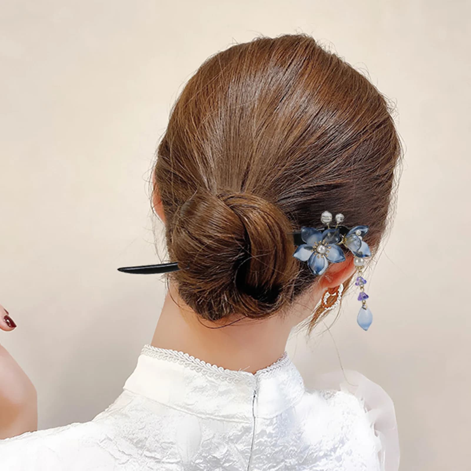 Hair clip with flower shaped tassel in Chinese style, exquisite and elegant, with jade orchid, for women and girls, fashionable accessories to decorate hair