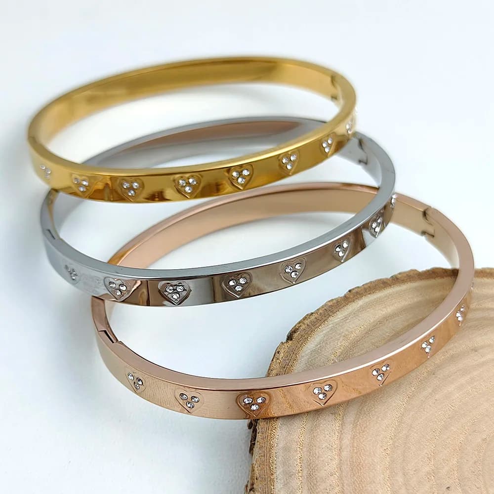 Bracciale da donna in metallo. Bracciale chiuso a forma di cuore con zirconi brillanti. Gioielli alla moda per feste di matrimonio, adatti alla tua moglie.